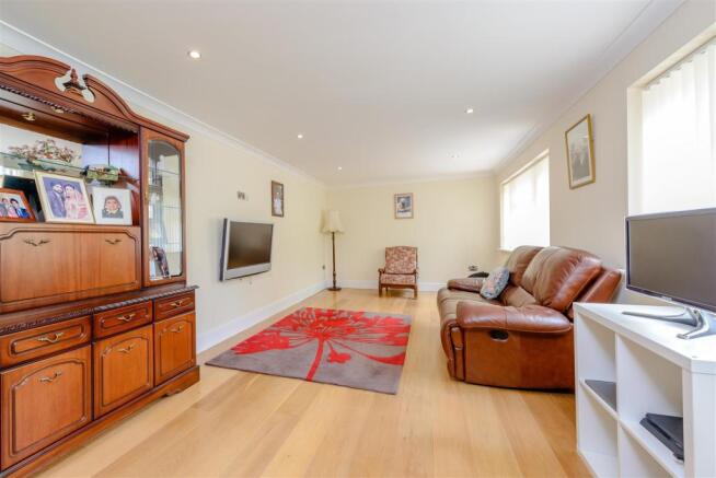 8381873-interior10.jpg