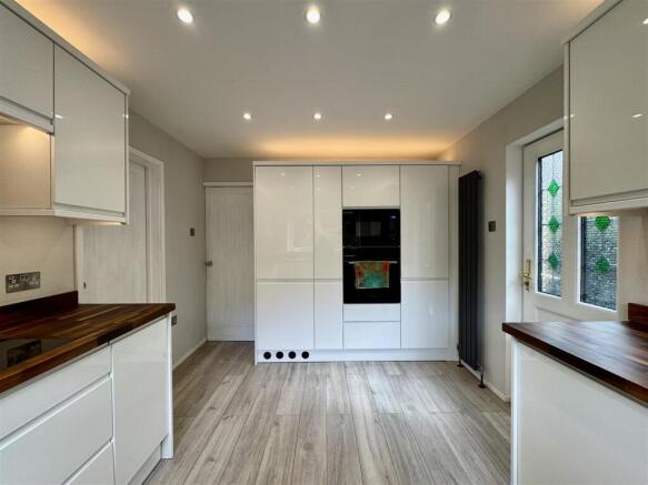 4 bed Detached for sale Image 11