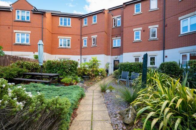 20 communal rear entance - 2 bedroom flat / apar