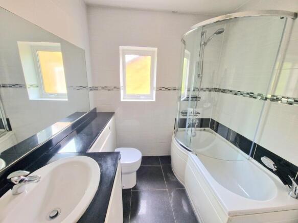 3 bed House to rent Image 11