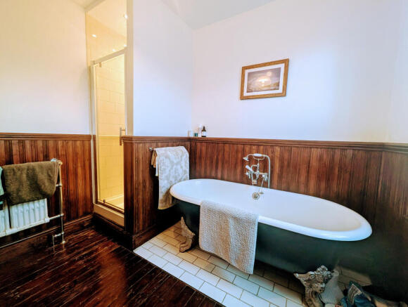 38-rose-avenue-bathroom.jpg