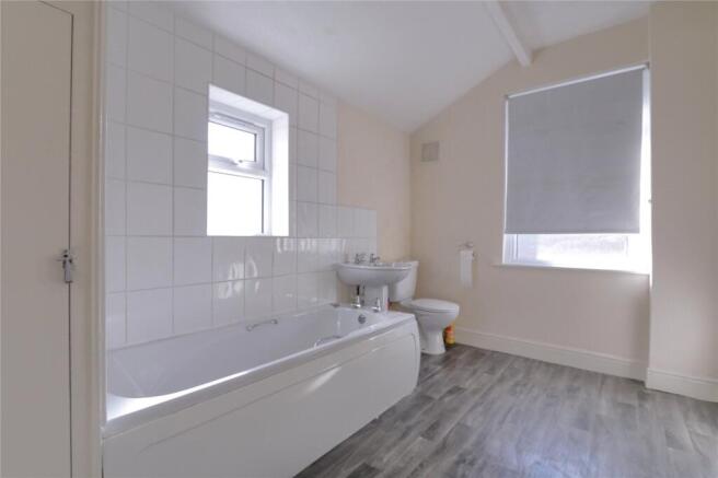 2 bed Terraced to rent Image 5