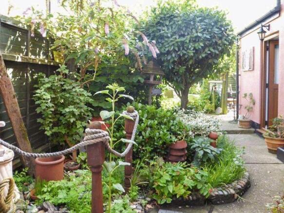 Side Garden (2)