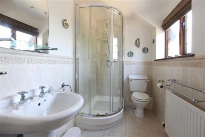 EN-SUITE BATHROOM