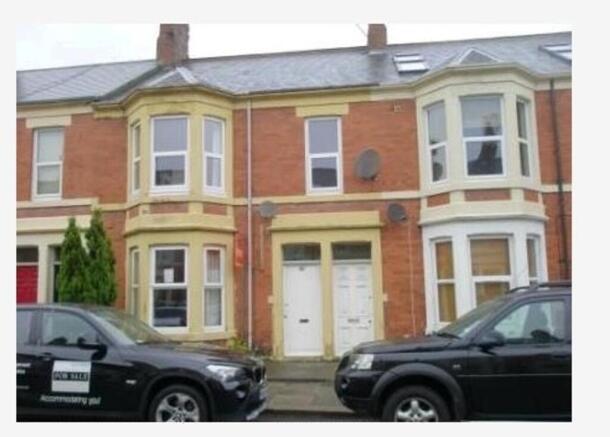 Charming front view of a well-maintained terrac...