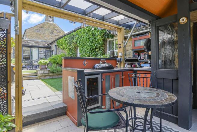 4 bed Detached for sale Image 10