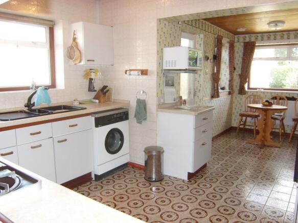 KITCHEN/BREAKFAST