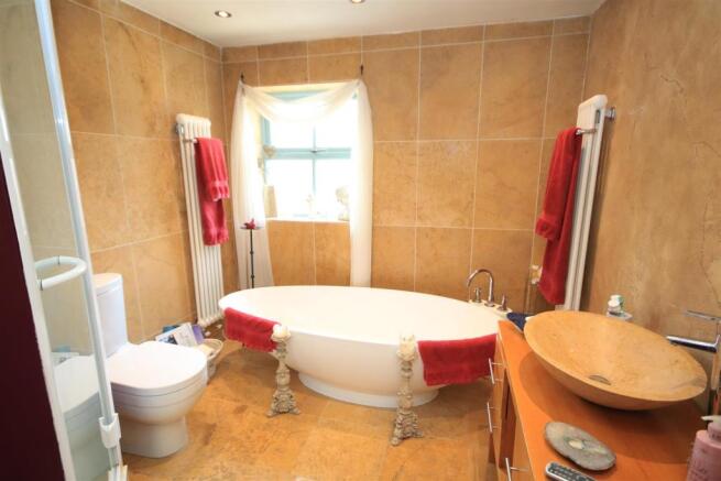 EN-SUITE BATHROOM