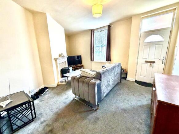 Living Room / Dining Area:
