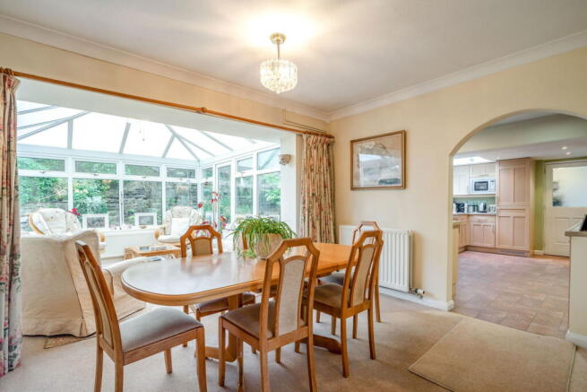 5 bed Detached for sale Image 9