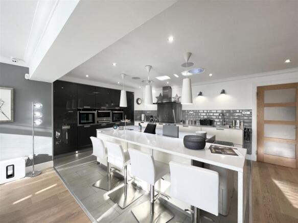 Kitchen/ Dining/ Lounge