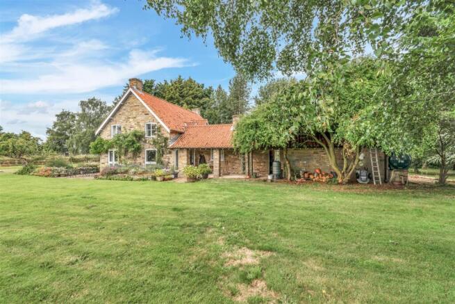 5 bed Detached for sale Image 9