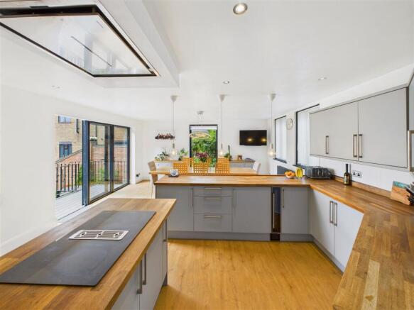 5 bed Detached for sale Image 6