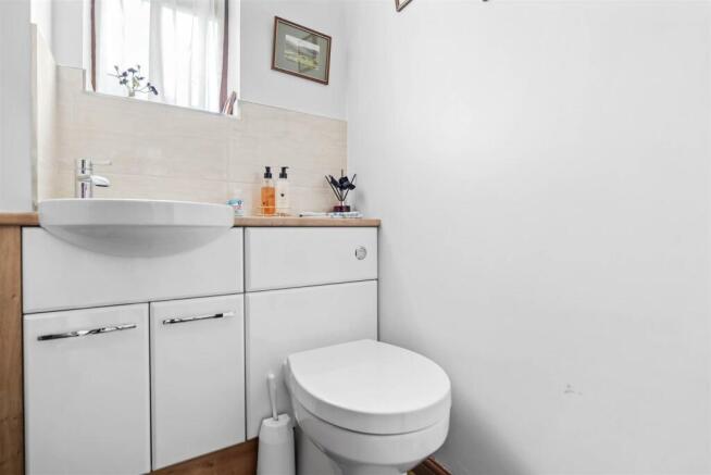 4 Manor Court - En-suite.jpg