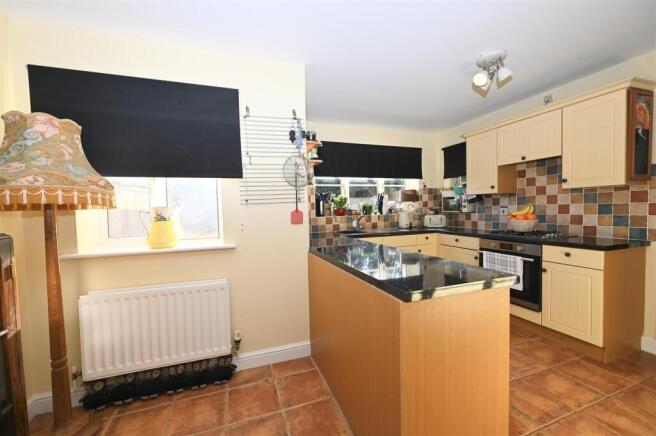 4 bed Detached for sale Image 9
