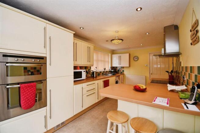 2 bed Semi-Detached Bungalow for sale Image 6