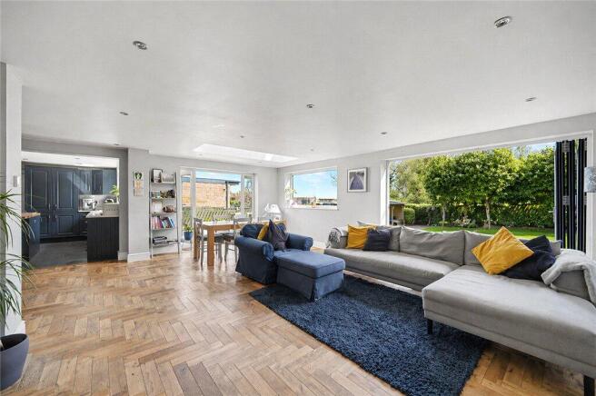 5 bed Detached for sale Image 4