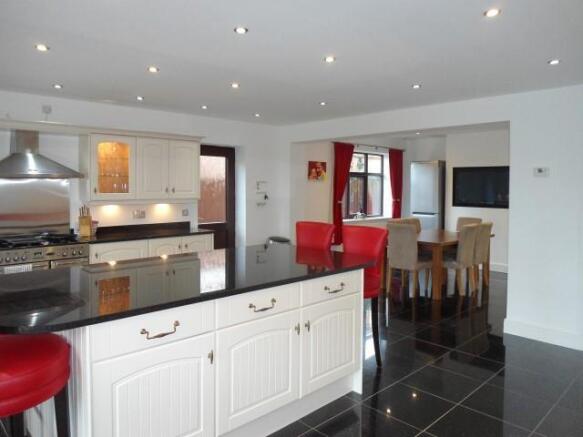 Kitchen 2.JPG
