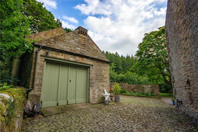 Barn / Garage