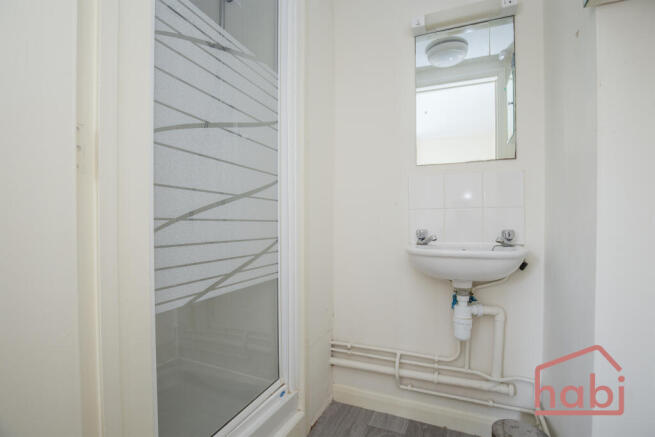 En-suite to bedroom 1