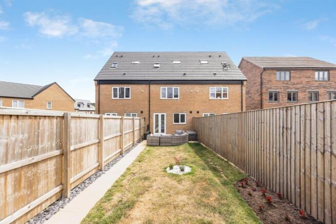 3 bed Town House for sale Image 4