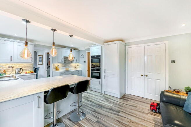 5 bed Detached for sale Image 10