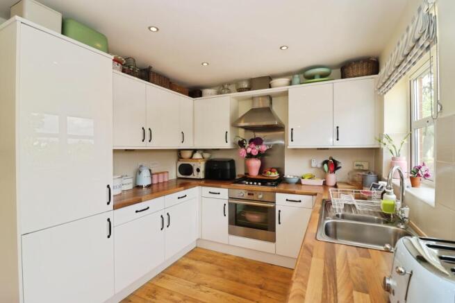 4 bed Detached for sale Image 7
