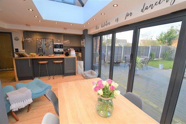 open plan dining/kitchen