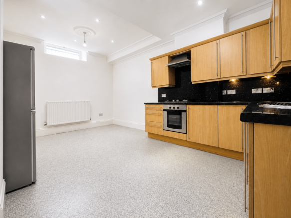 Lovely 2 bedroom, 2 reception room apartment in a