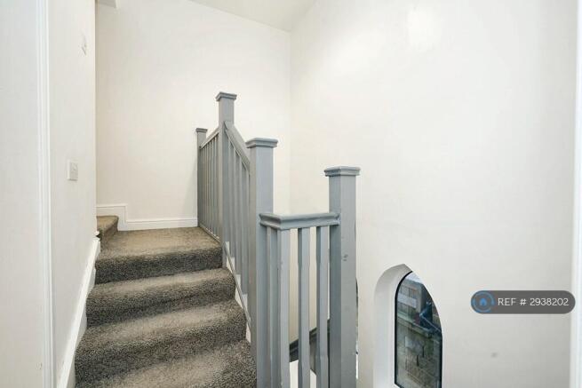 4 bed Semi-Detached to rent Image 8