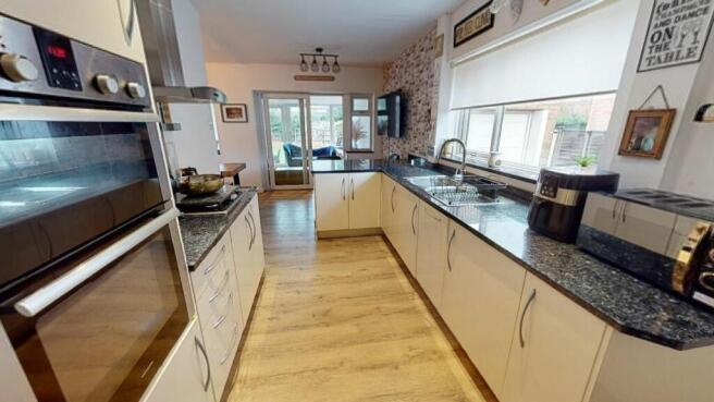 KITCHEN/DINING ROOM
