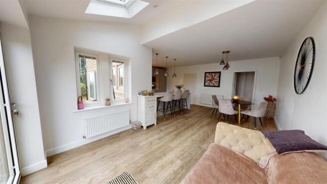 5 bed Detached for sale Image 10