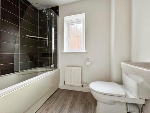 4 bed Detached to rent Image 11
