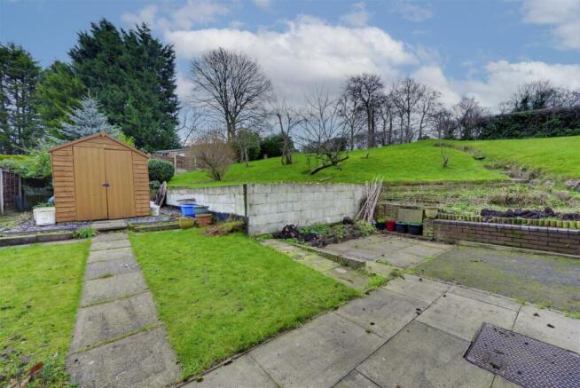 Extensive side gardens