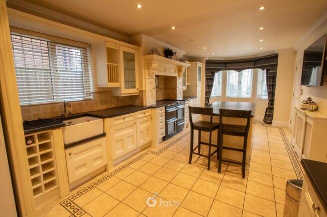 5 bed Detached for sale Image 6