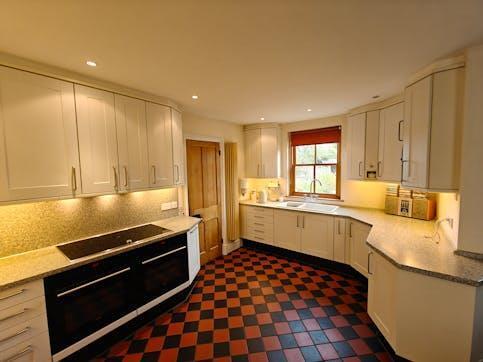 6 bed Detached for sale Image 4