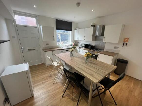 4 bed Terraced to rent Image 4