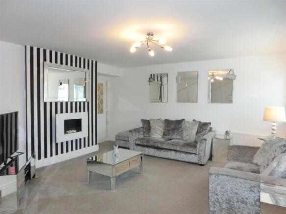 Lynbrook Close 17 Lounge.jpg