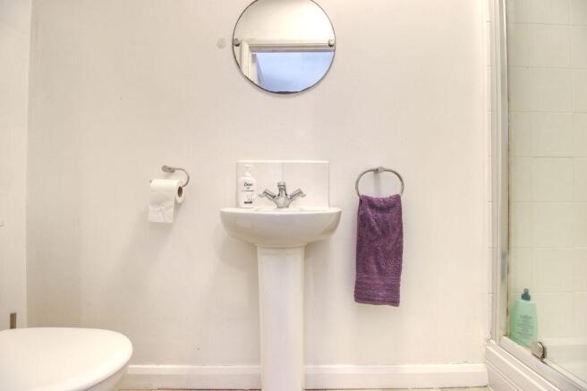 Ensuite to Bed 1