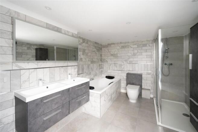 6 bed Detached for sale Image 9
