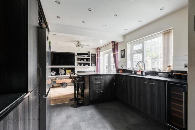 5 bed Semi-Detached for sale Image 8