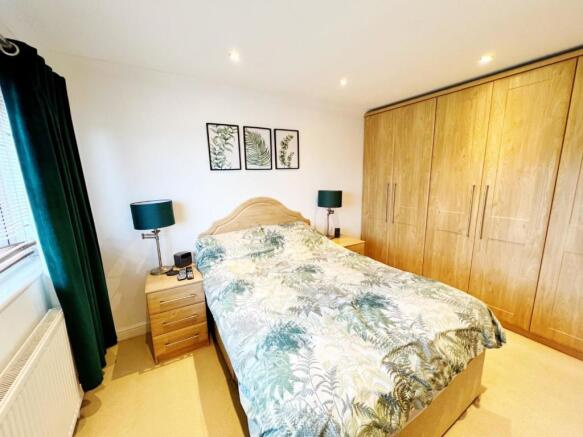 Bedroom 1 pic 4.jpg