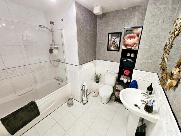 2 bed Flat for sale Image 7