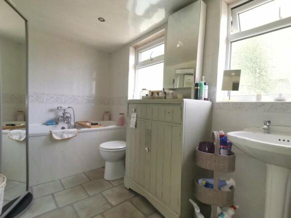 4 bed Detached for sale Image 10