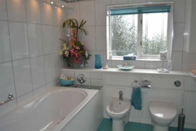 FAMILY BATHROOM