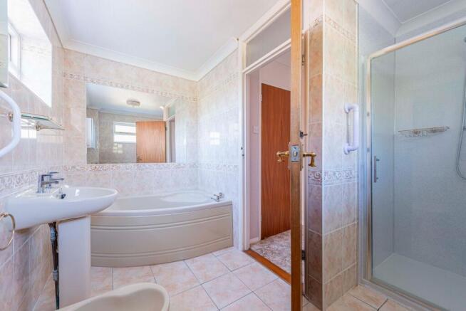 Bathroom W.C (1)