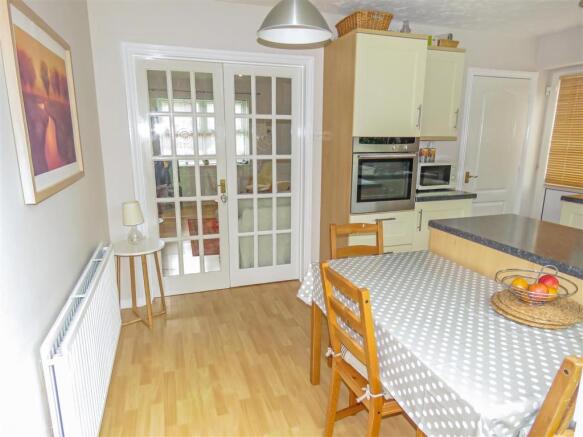 KITCHEN/DINING ROOM