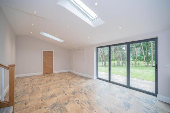 4 bed Detached to rent Image 12