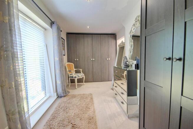 6 bed Detached for sale Image 9