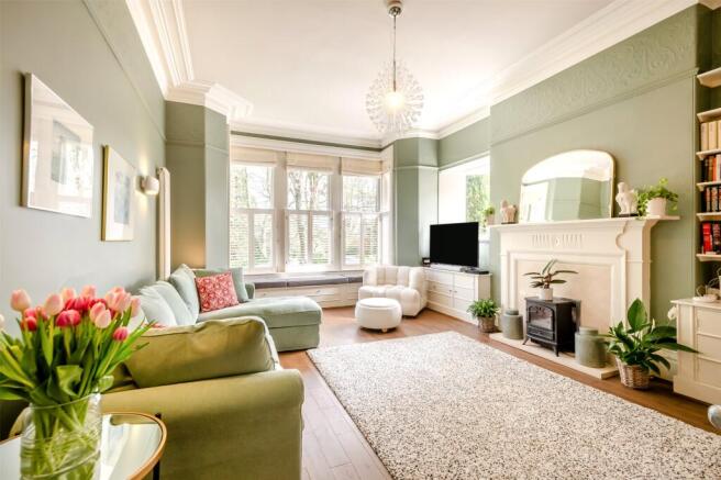3 bed Flat for sale Image 2